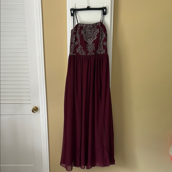 Elegant Burgundy Evening Gown - Picture 1 of 6